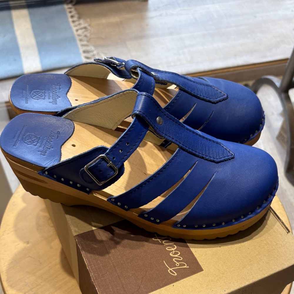 Elegant Blue Leather Mules with Buckle - Picture 3 of 4